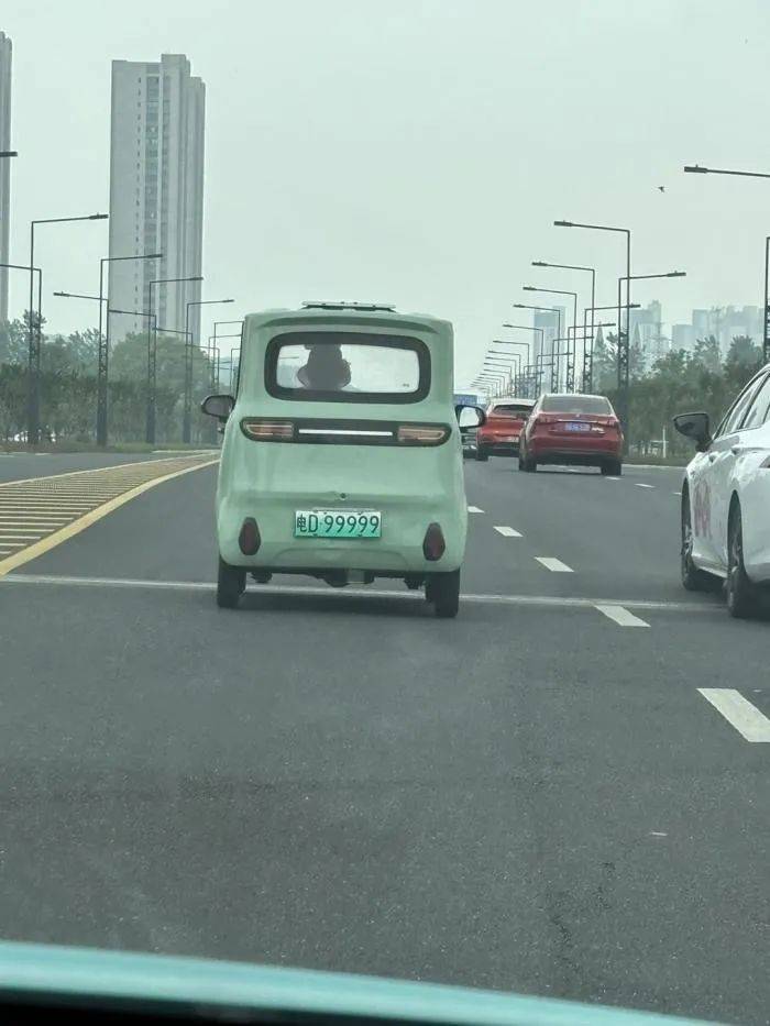 车还在机动车道◇‍翡翠湾到花溪公馆道路存在安全隐患！澳门新葡京入口溧阳永安兰苑通知选房了◇‍禁止上路的(图2)